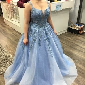 Selling this BEAUTIFUL blue dress!!